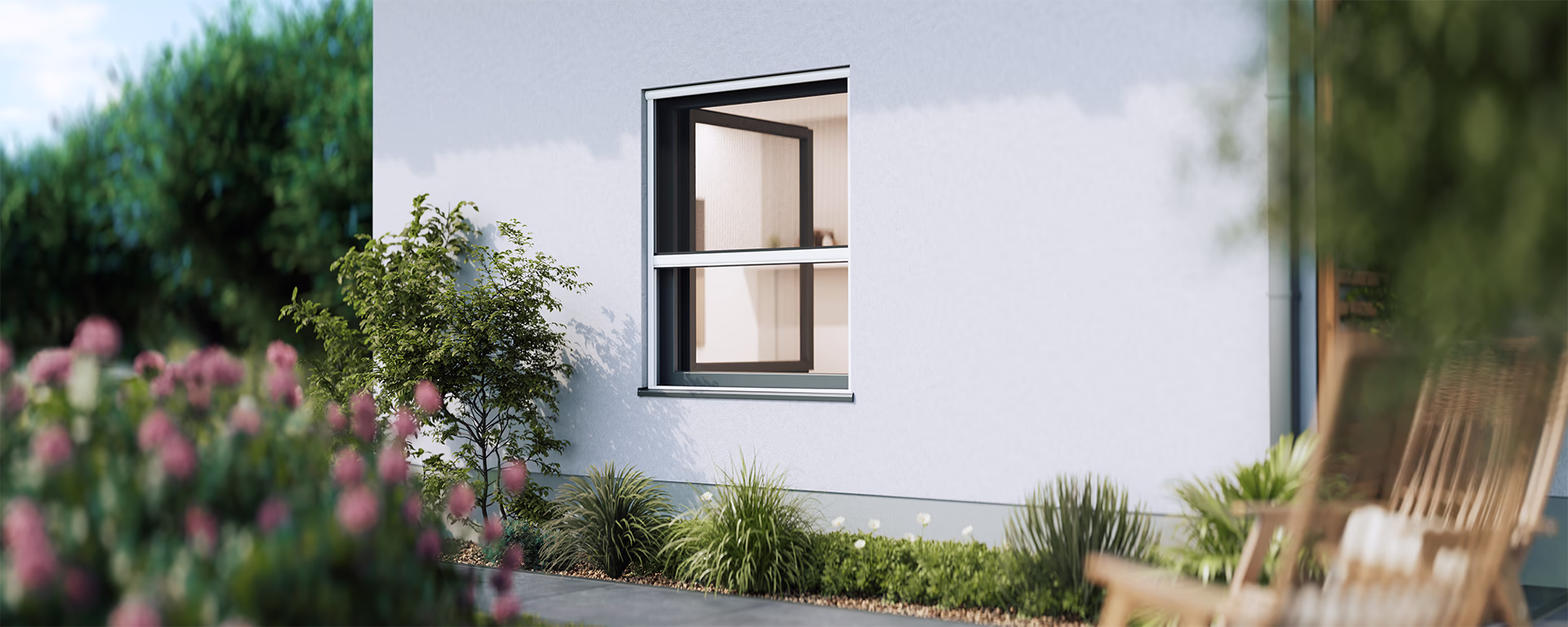 Weißes Insektenschutz-Rollo in Terrassentür vor weißer Hauswand