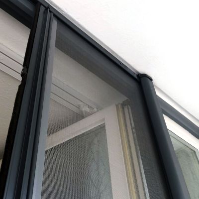 Fliegengitterrollotür von unten fotografiert