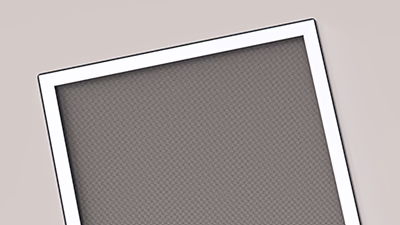 Weißer Fliegengitter-Spannrahmen vor einem grauen Hintergrund