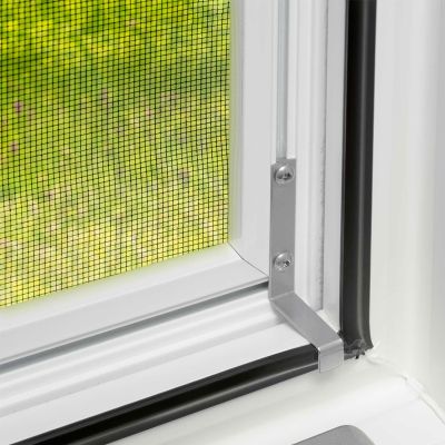 Detailaufnahme Fliegengitterrahmen. Man sieht eine Winkellasche