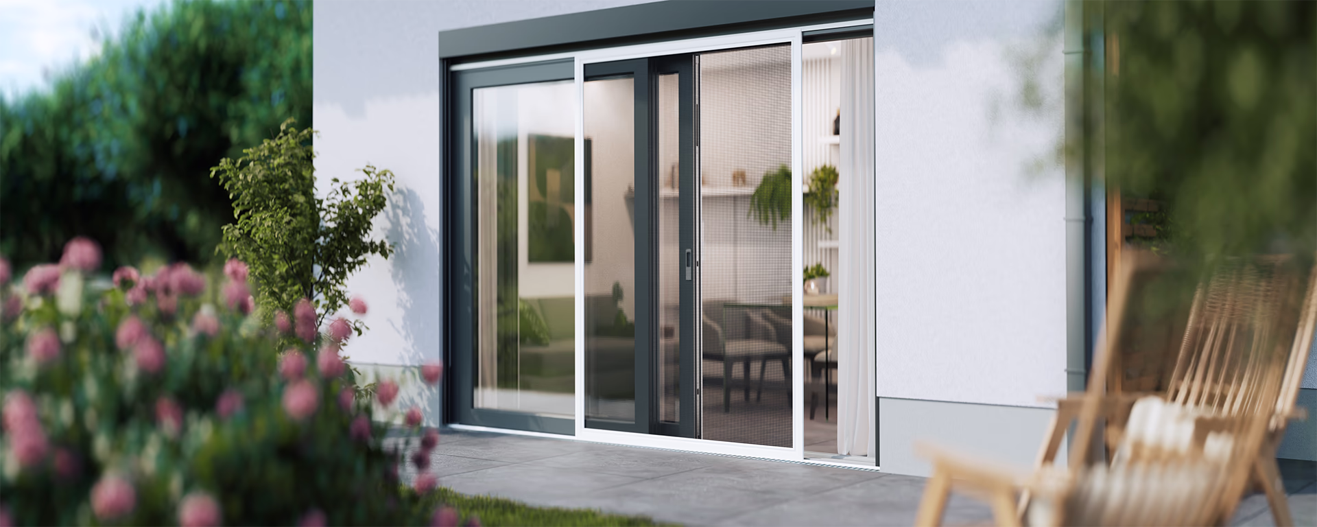 Weiße Insektenschutz-Schiebetür in Terrassentür vor weißer Hauswand