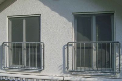 Zwei Fliegengitterrollos bodentief