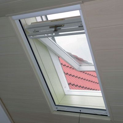 Fliegengitterrollo am geöffneten Dachfenster. Im Hintergrund Dachfensterziegel zu erkennen