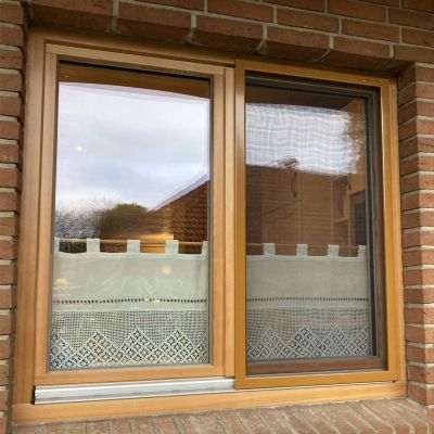 Fliegengitterrahmen in hellbraun von außen betrachtet