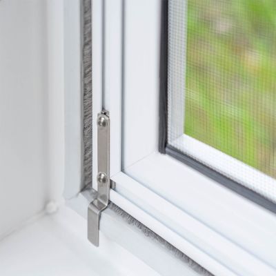 Fliegengitterrahmen am Fenster, Fokus auf Winkellasche