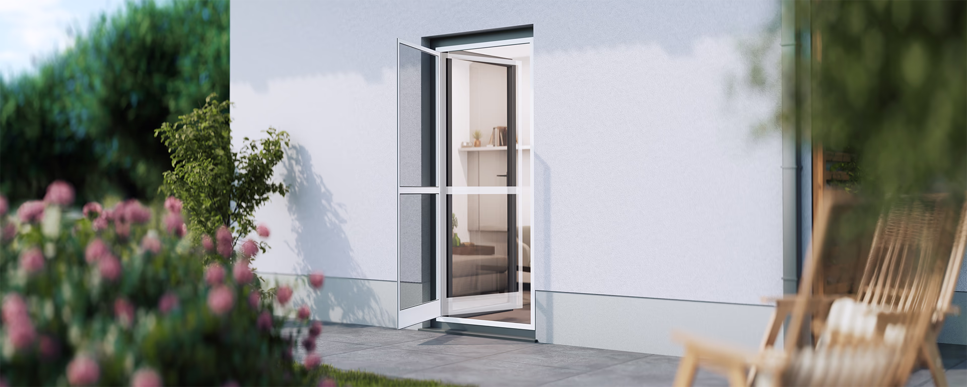 Weiße Pendeltür in Terrassentür vor weißer Hauswand