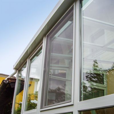 Fliegengitter-Rahmen an Wintergarten. Von außen fotografiert