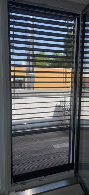 Fliegengitterrollo bei bodentiefen Fenster mit Jalousie