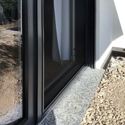 Untere Leiste einer Fliegengitterschiebetür