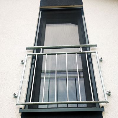 Fliegengitterrollo an bodentiefen Fenster