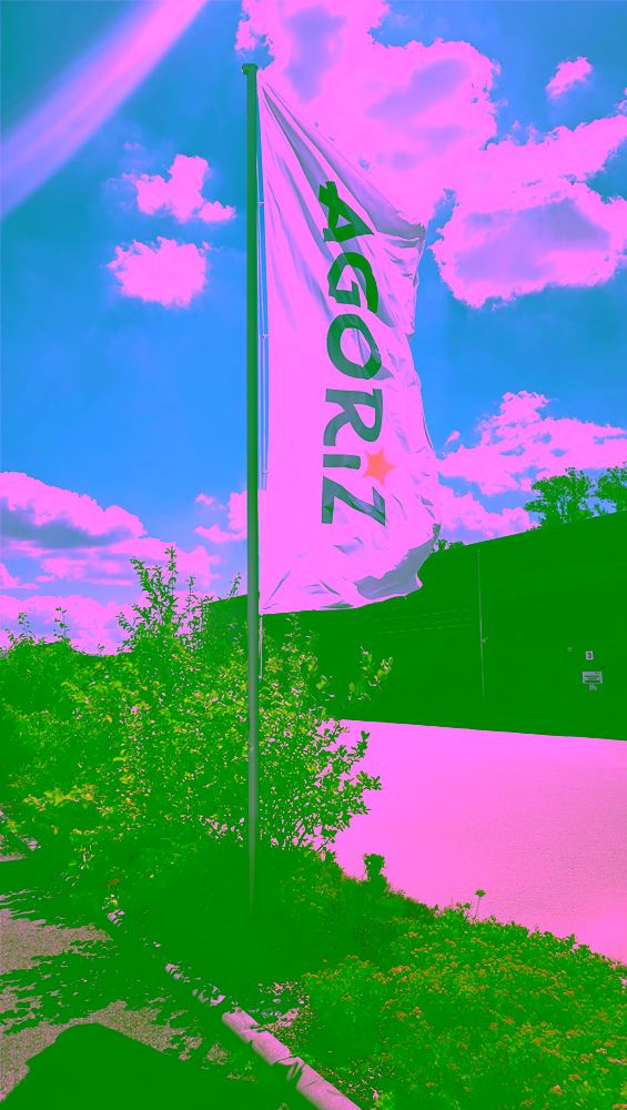 Agoriz Flagge vor dem Unternehmensstandort