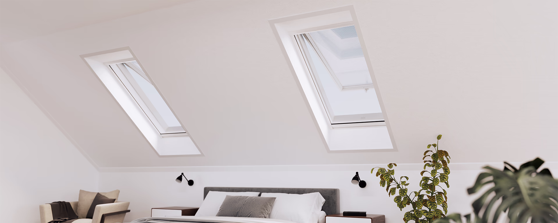 Dachfenster mit weißen Insektenschutz-Rollos in einem Schlafzimmer