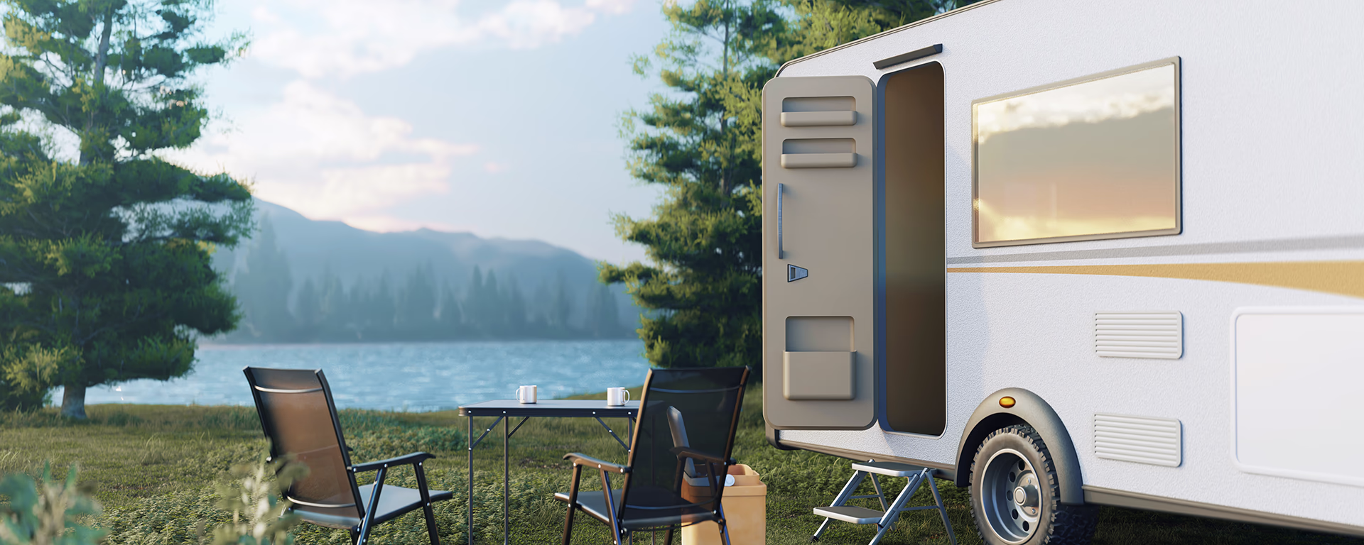 Weißer Wohnwagen mit Tisch und Stühlen im Wald am See