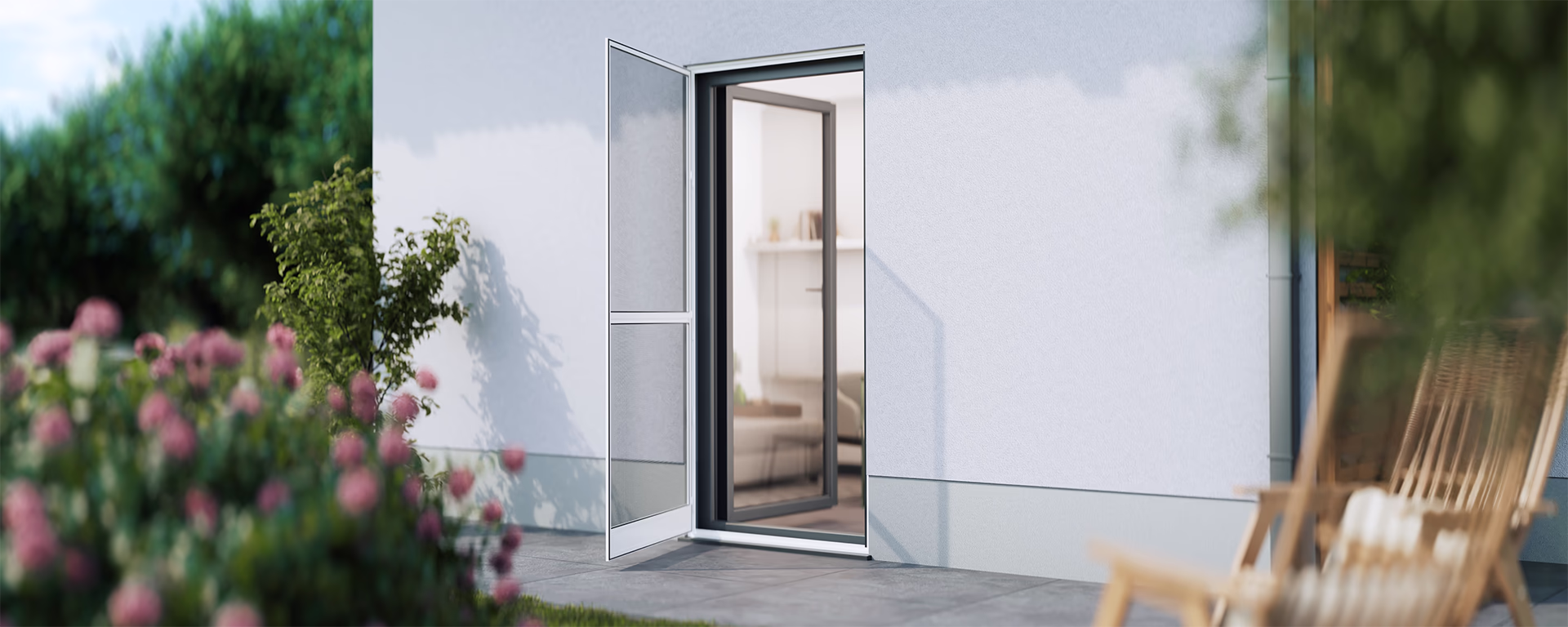 Weiße Insektenschutz-Schwingtür in Terrassentür vor weißer Hauswand