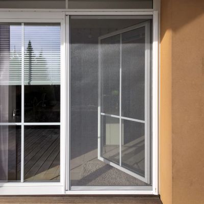 Fliegengitterrollotür von außen fotografiert, geschlossen