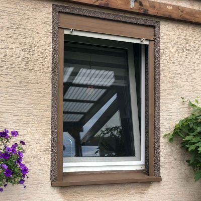 Fliegengitterrahmen in weiß von außen betrachtet