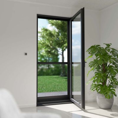 Fliegengitterschwingtür nach innen geöffnet