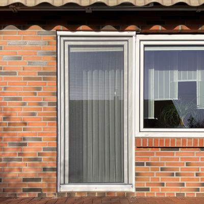 Fliegengitterrollotür von außen fotografiert, geschlossen