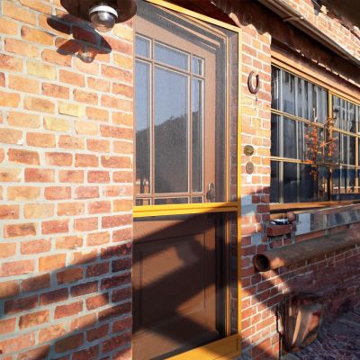 Fliegengitterschwingtür braun - Blick von außen